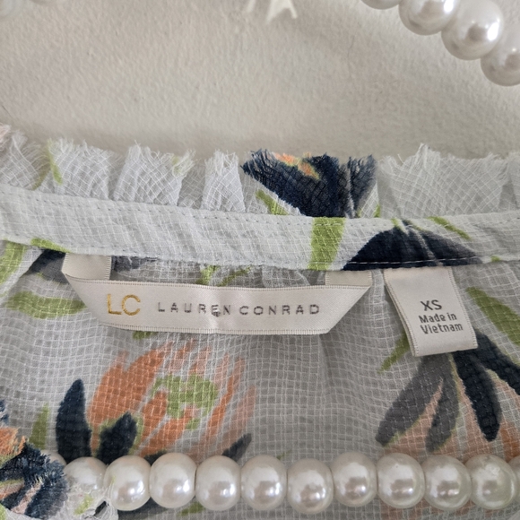 3/20 Bundle Offer FLOWY Floral Lauren Conrad Top - Picture 2 of 3